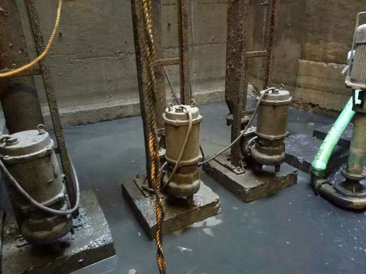 十堰污水池清理