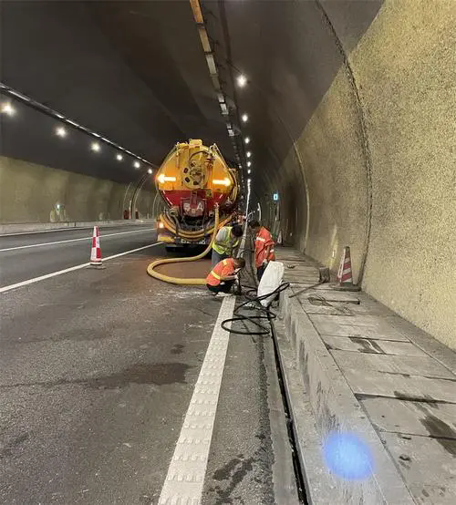 十堰隧道排水渠清淤